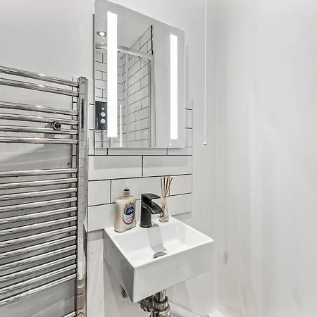 5 Mins From Leeds - 4 Bed - Parking - Sleeps 9