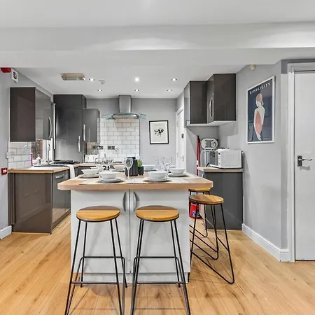 Apartment 5 Mins From Leeds - 4 Bed - Parking - Sleeps 9