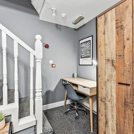Apartment 5 Mins From Leeds - 4 Bed - Parking - Sleeps 9 *