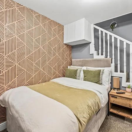 5 Mins From Leeds - 4 Bed - Parking - Sleeps 9 * Leeds (West Yorkshire)