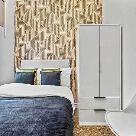 Apartment 5 Mins From Leeds - 4 Bed - Parking - Sleeps 9 Leeds (West Yorkshire)