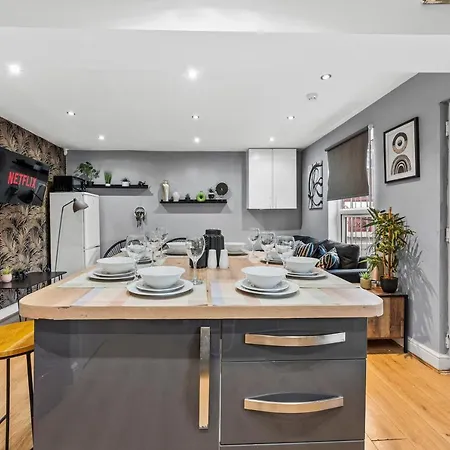 Apartment 5 Mins From Leeds - 4 Bed - Parking - Sleeps 9