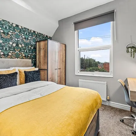 Apartment 5 Mins From Leeds - 4 Bed - Parking - Sleeps 9 *