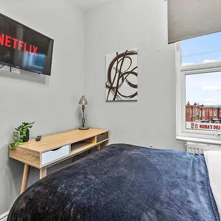 Apartment 5 Mins From Leeds - 4 Bed - Parking - Sleeps 9