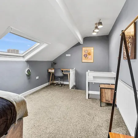 5 Mins From Leeds - 4 Bed - Parking - Sleeps 9 Leeds (West Yorkshire)