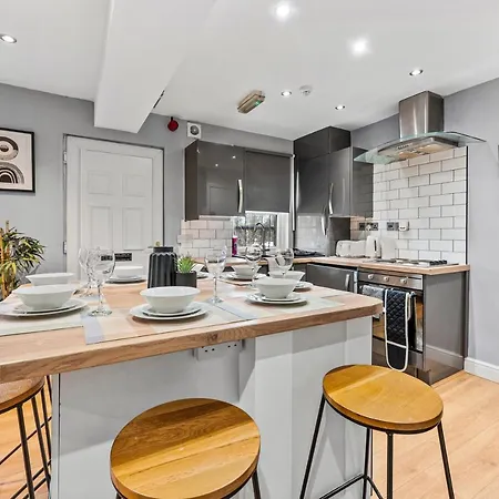 5 Mins From Leeds - 4 Bed - Parking - Sleeps 9