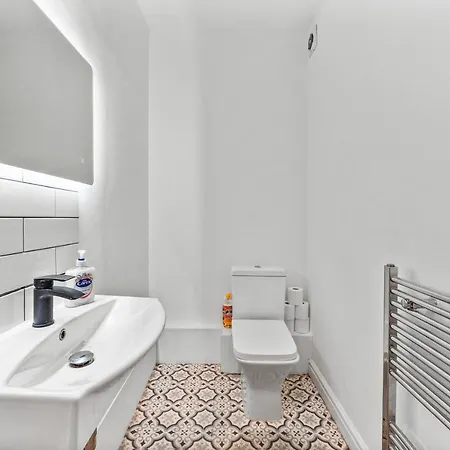 Apartment 5 Mins From Leeds - 4 Bed - Parking - Sleeps 9 Leeds (West Yorkshire)